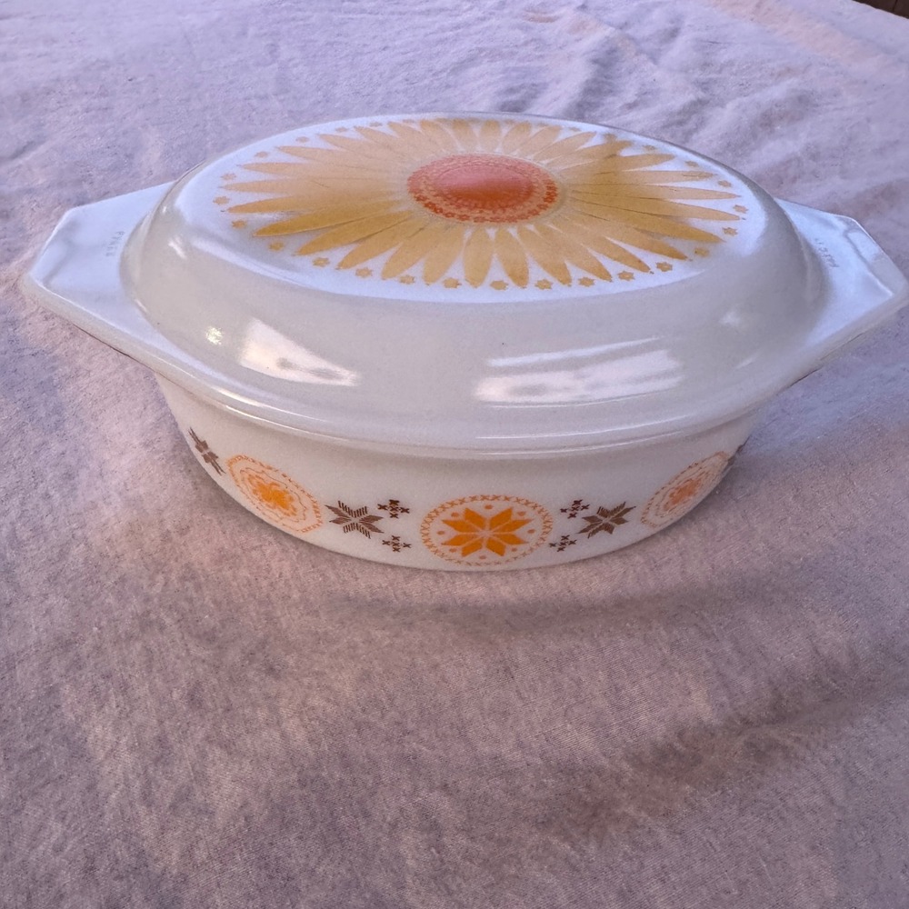 Vintage Pyrex Casserole 2.5 Qt Town & Country 045 White Orange Daisy Lid 945-C